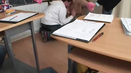 Schwangere Schülerin lässt sich von der Lehrerin und ihren Klassenkameraden ficken
