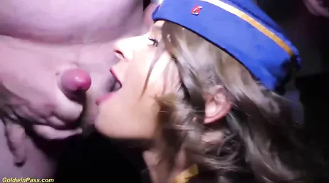 Vient à un gangbang, comme c'est amusant la truie se fait baiser par tout le monde