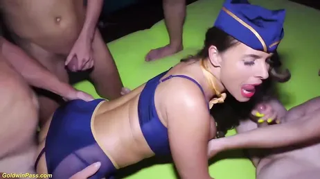 Vient à un gangbang, comme c'est amusant la truie se fait baiser par tout le monde