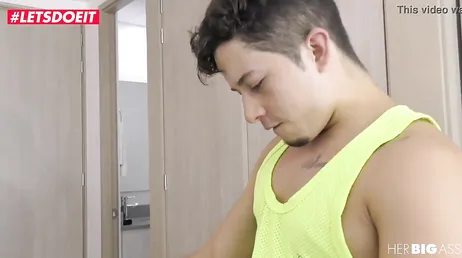 Ela adora paus gordos como os do meio-irmão, que boquete!