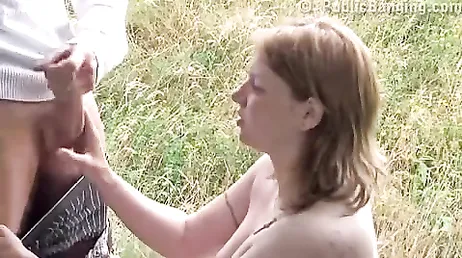 Una bella donna incinta scopa uno sconosciuto sul campo