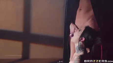 Joanna Angel et sa passion de se faire mettre des choses dans le trou du cul...