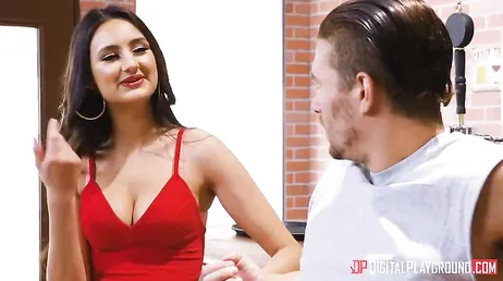 Il joue les durs, c'est comme ça que cette brune salope les aime