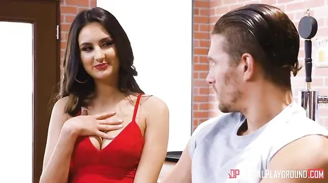 Il joue les durs, c'est comme ça que cette brune salope les aime