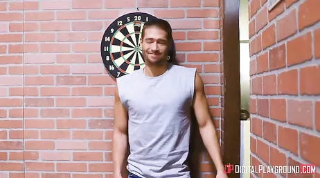 Il joue les durs, c'est comme ça que cette brune salope les aime