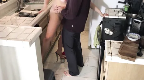 Ele fode a faxineira enquanto sua esposa está fora