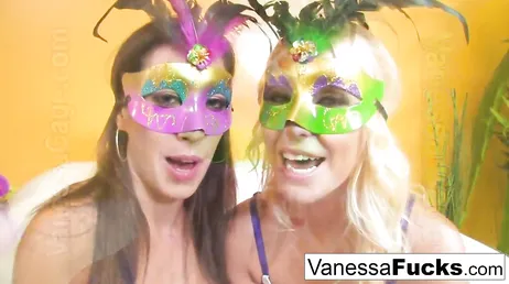 Vanessa Cage e Capri Cavalli comem aquelas bucetas o quanto quiserem.