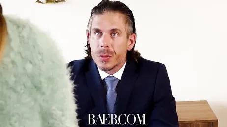 Il se présente à son patron lors de l'entretien d'embauche, quel plaisir !