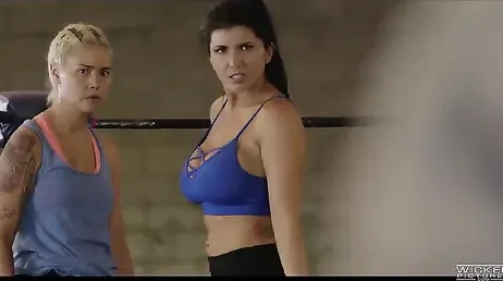 Romi Rain, la super-héroïne que tout le monde veut baiser, normal...