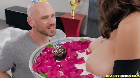 So feiert man einen schönen Geburtstag mit einem tollen Fick.
