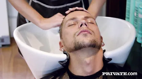Neuken met de kapper, van het knippen van zijn haar tot het pijpen van zijn pik