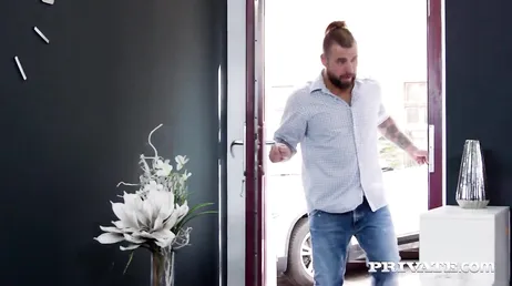 Neuken met de kapper, van het knippen van zijn haar tot het pijpen van zijn pik