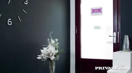 Neuken met de kapper, van het knippen van zijn haar tot het pijpen van zijn pik