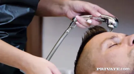 Neuken met de kapper, van het knippen van zijn haar tot het pijpen van zijn pik