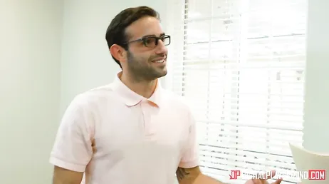 Seu primeiro dia de trabalho e ele já fodeu a recepcionista!!