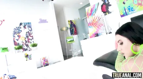 Angela White, que trouves-tu la bite de Mike Adriano dans ton cul ?