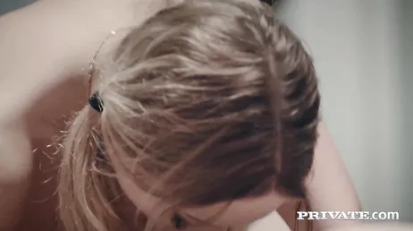 Lecca la figa e il culo della porca bionda Daniella Margot