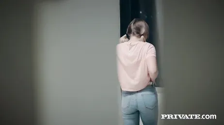 Lecca la figa e il culo della porca bionda Daniella Margot