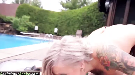 Ma copine voulait bien baiser dans la piscine
