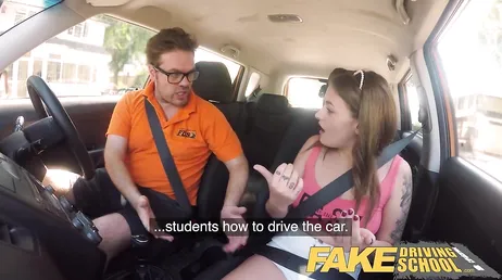 Het jonge meisje zuigt de rijbewijs-examinator af..