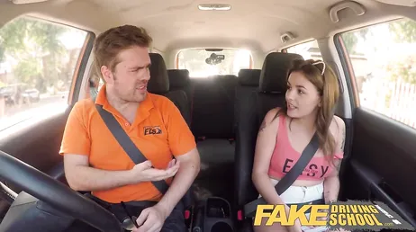 Het jonge meisje zuigt de rijbewijs-examinator af..