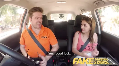 Het jonge meisje zuigt de rijbewijs-examinator af..