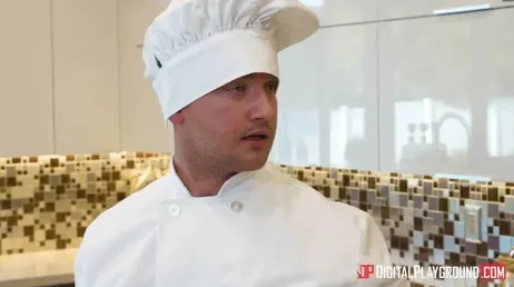Audrey Royal ne peut pas s'arrêter de baiser devant le cuisinier.