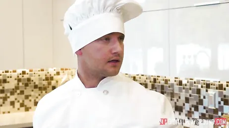 Audrey Royal ne peut pas s'arrêter de baiser devant le cuisinier.