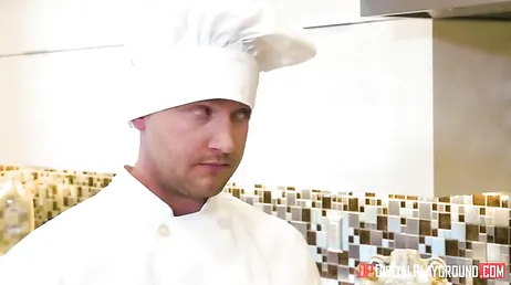 Audrey Royal ne peut pas s'arrêter de baiser devant le cuisinier.