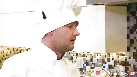 Audrey Royal ne peut pas s'arrêter de baiser devant le cuisinier.