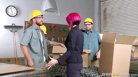 La chef de chantier se laisse baiser par l'ouvrier le plus dur à cuire : quelle salope !