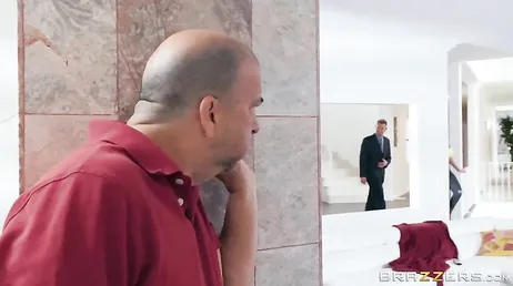 É assim que essa mulher casada abre o comercial decotado, vai ser...