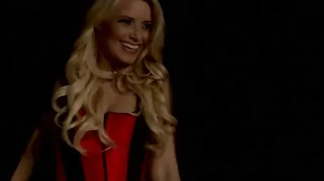 Mick Blue baise le gros cul d'Anikka Albrite