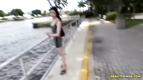 Anna De Ville, une fille mince qui ose filmer une scène
