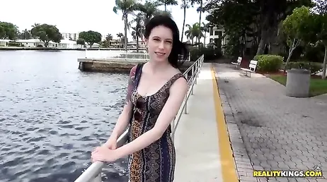 Anna De Ville, une fille mince qui ose filmer une scène