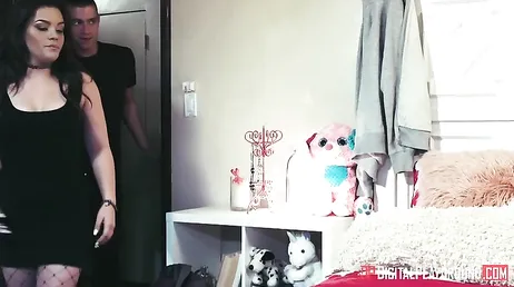 Kimber Woods lutscht den guten Schwanz von Xander Corvus