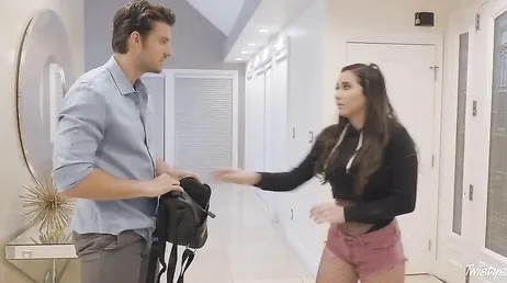 Enorm fittätande för den lilla slampan Karlee Grey, det tänder henne