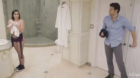 Enorm fittätande för den lilla slampan Karlee Grey, det tänder henne