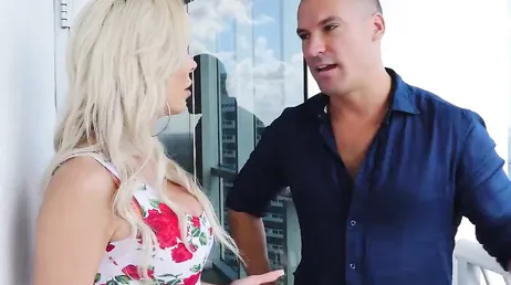 Sean Lawless offre une bonne baise à la salope Nina Elle