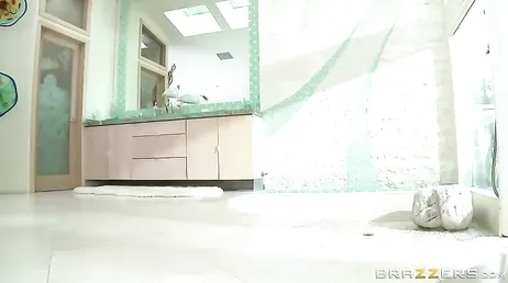 Chanel Preston e Tasha Reign scopano arrapate sotto la doccia..
