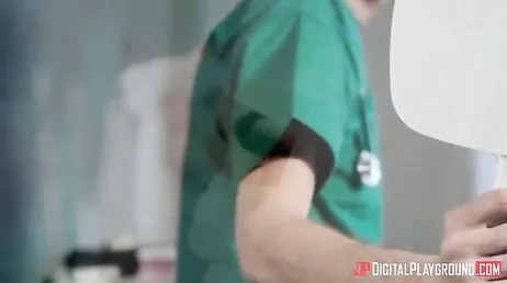 Il chirurgo è stupito dal corpo di questo paziente.