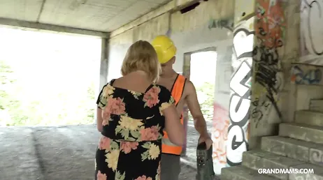 La femme mûre vient rendre visite à son fils sur le chantier, qui aura envie de...