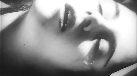 Enorm deep throat i en retro XXX porrfilm
