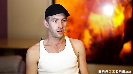 Elle a presque cinquante ans et regarde comme elle peut être excitée...