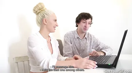 Il loue la chatte de sa copine pour gagner de l'argent supplémentaire par mois