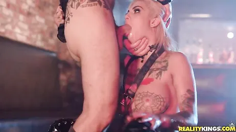 En train de baiser une strip-teaseuse tatouée, c'est Bonnie Rotten