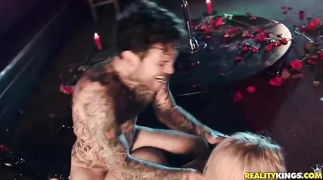 En train de baiser une strip-teaseuse tatouée, c'est Bonnie Rotten