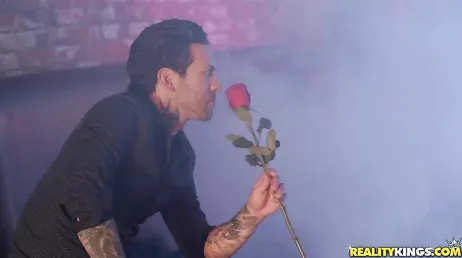 En train de baiser une strip-teaseuse tatouée, c'est Bonnie Rotten