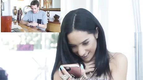 Quand Tia Cyrus commence à manger de la bite, elle est unique en..