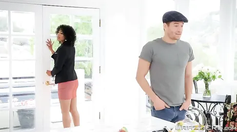 Quelle façon de bouger le cul de la fille noire Misty Stone